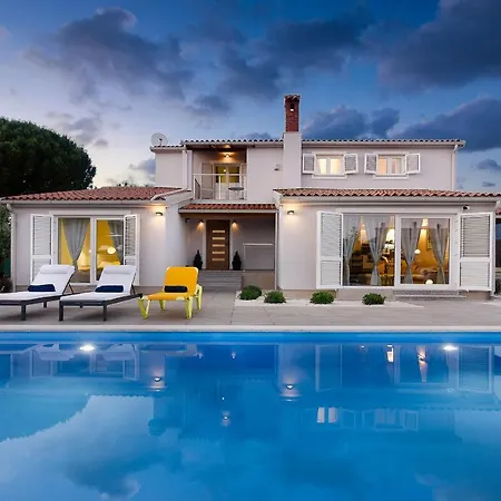 Villa Family-villa Captains House, Schoener Grosser Pool Und Riesiger Garten *